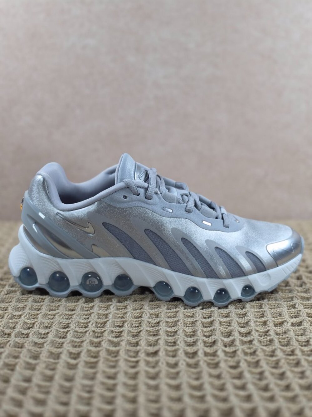 Nike Air Max DN8 Women’s Size 7 Wolf Grey/Metallic Silver – Brand New in Box